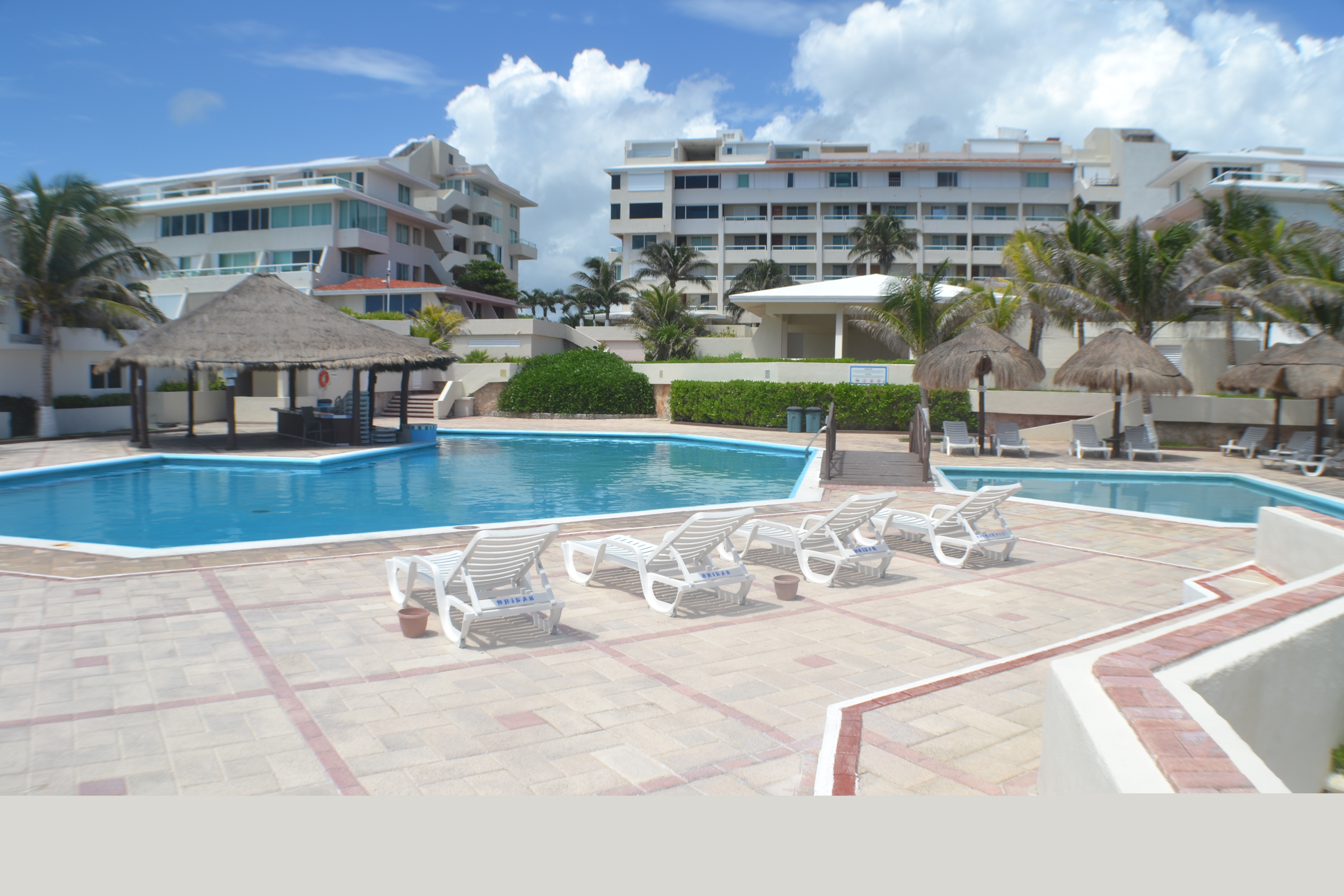 Equipo trabajando en proyecto innovador