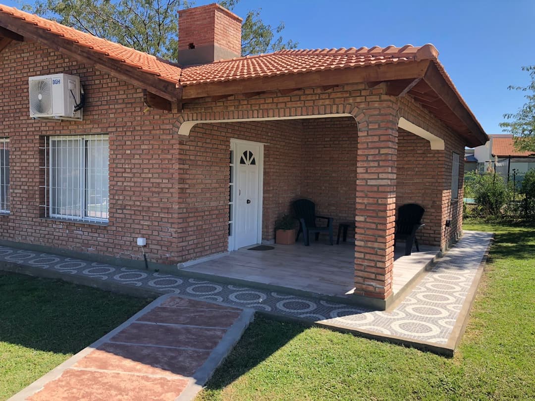 Equipo trabajando en proyecto innovador